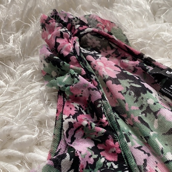 Express Ruffle Floral Top - Picture 3 of 7